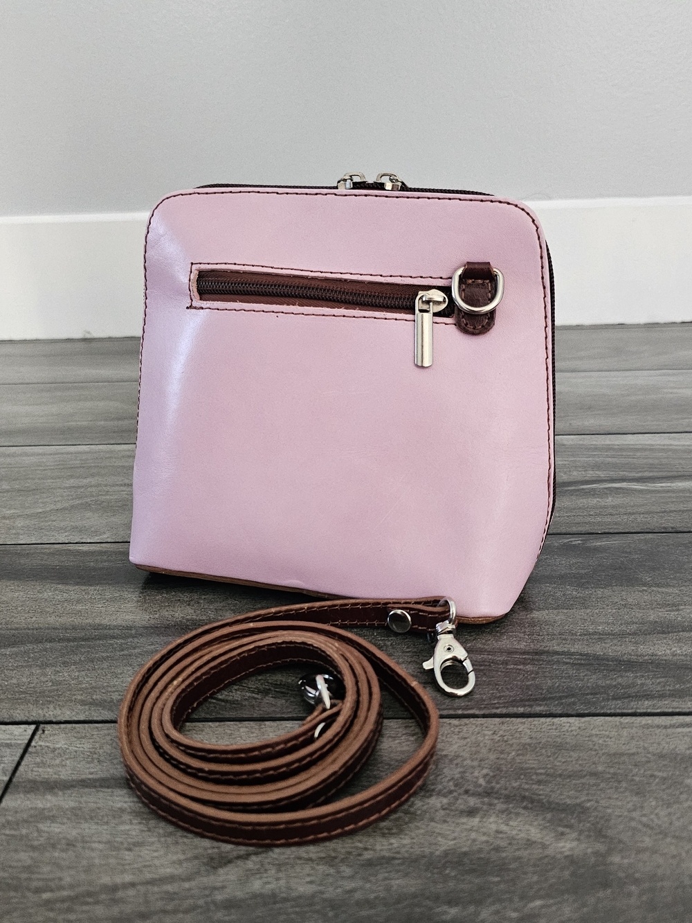 Vera Pelle Pink Crossbody Bag with Brown Trim - Stylish Everyday Purse